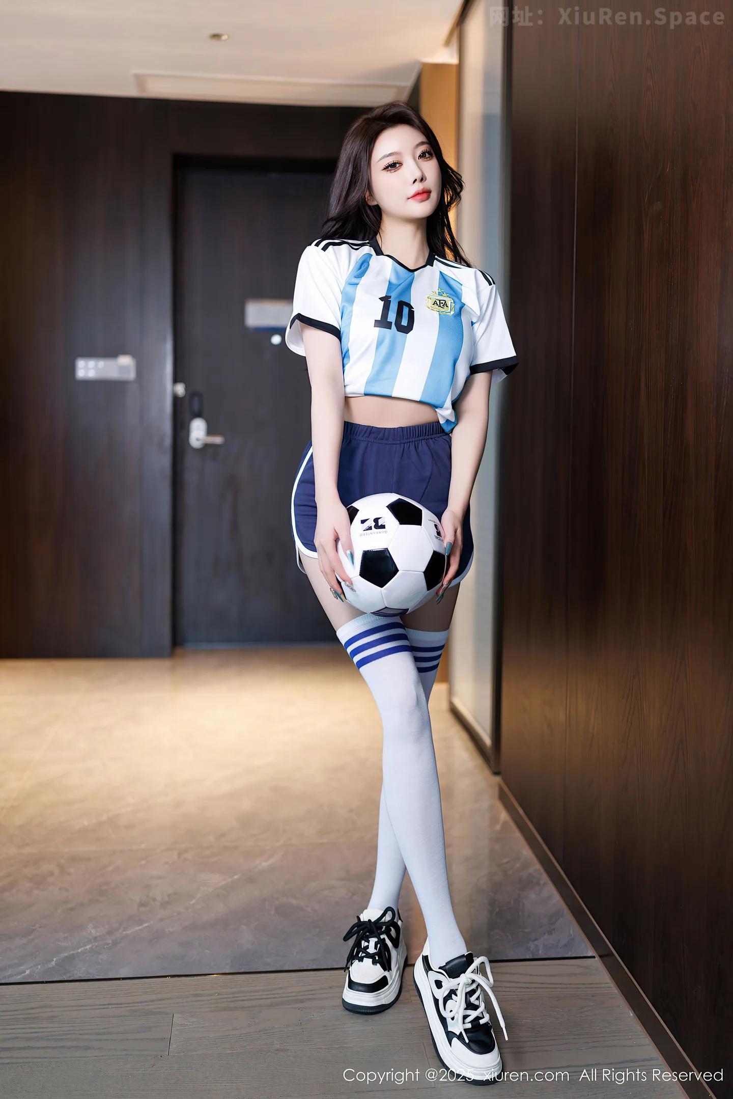 图片[3]-[XiuRen秀人网] VOL.9706 女神杨晨晨Yome性感蓝色球衣配白丝袜秀丰腴身材完美诱惑写真99P-秀人网官方网站